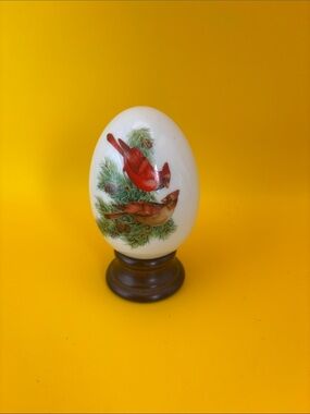 Vintage Avon Winter’s Bold Beauty Porcelain Egg w/Pedestal.
